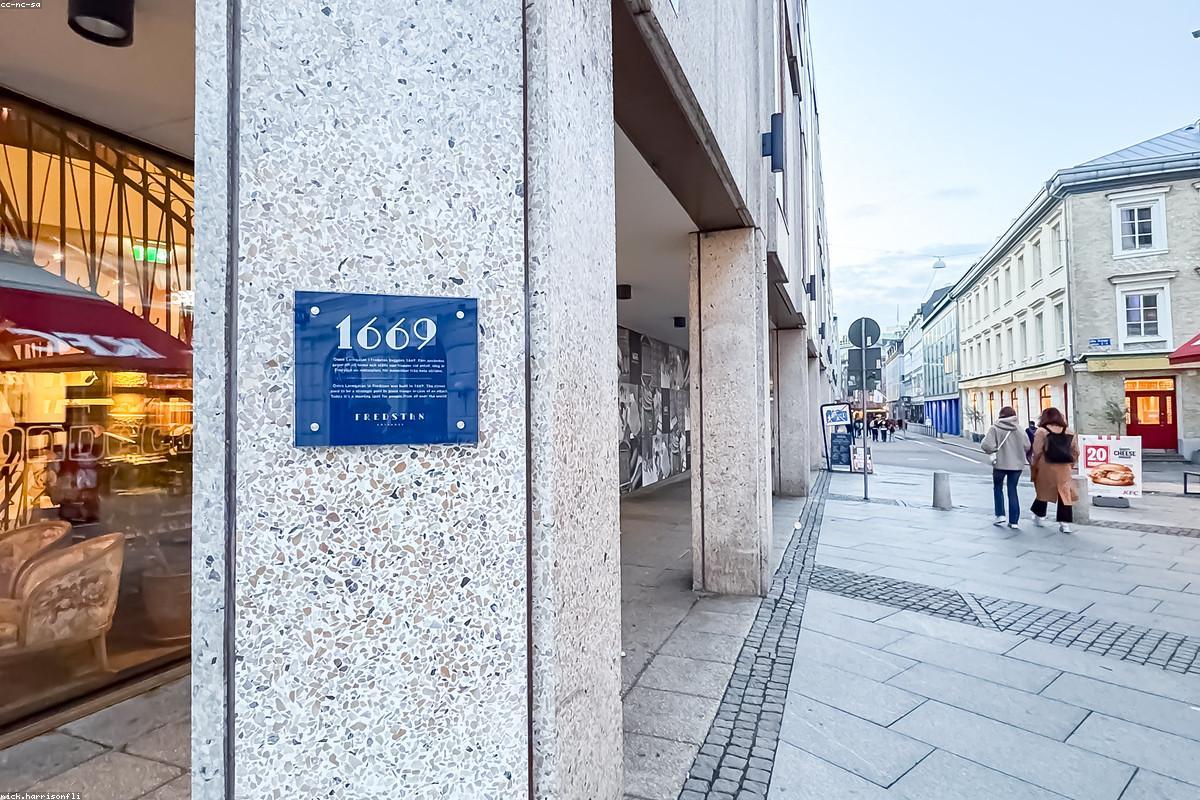 Couvreur posant des ardoises sur une toiture pentue à Rennes